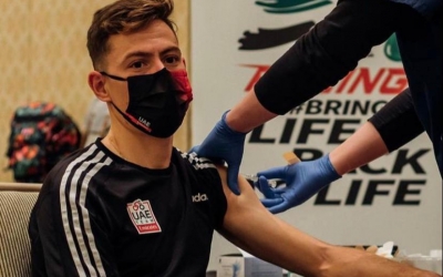 De la Cruz, en el moment de la vacunació | UAE Team Emirates